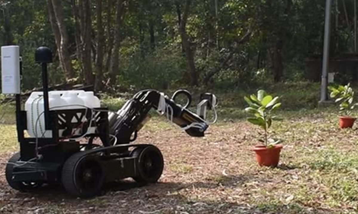 IIT Kharagpur's new smart tracked robot detects crop disease, sprays pesticide