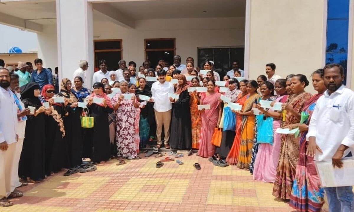 Alampur MLA Vijayaudu Distributes Kalyana Lakshmi, Shaadi Mubarak, and CMRF Cheques to Beneficiaries