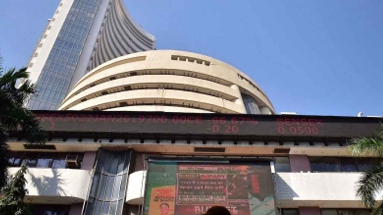 Benchmarks snap two-day losing streak; recover 1%