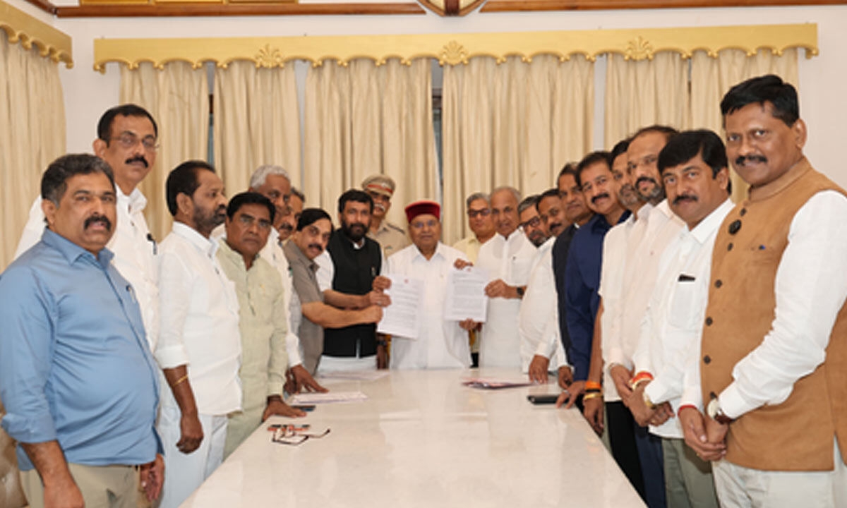 K'taka: Congress delegation meets Guv, demands action against BJP MLC on Pakistan remarks
