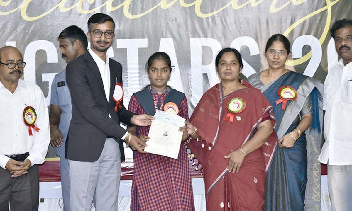 ‘Shining Stars' inspires students in Anantapur: Collector