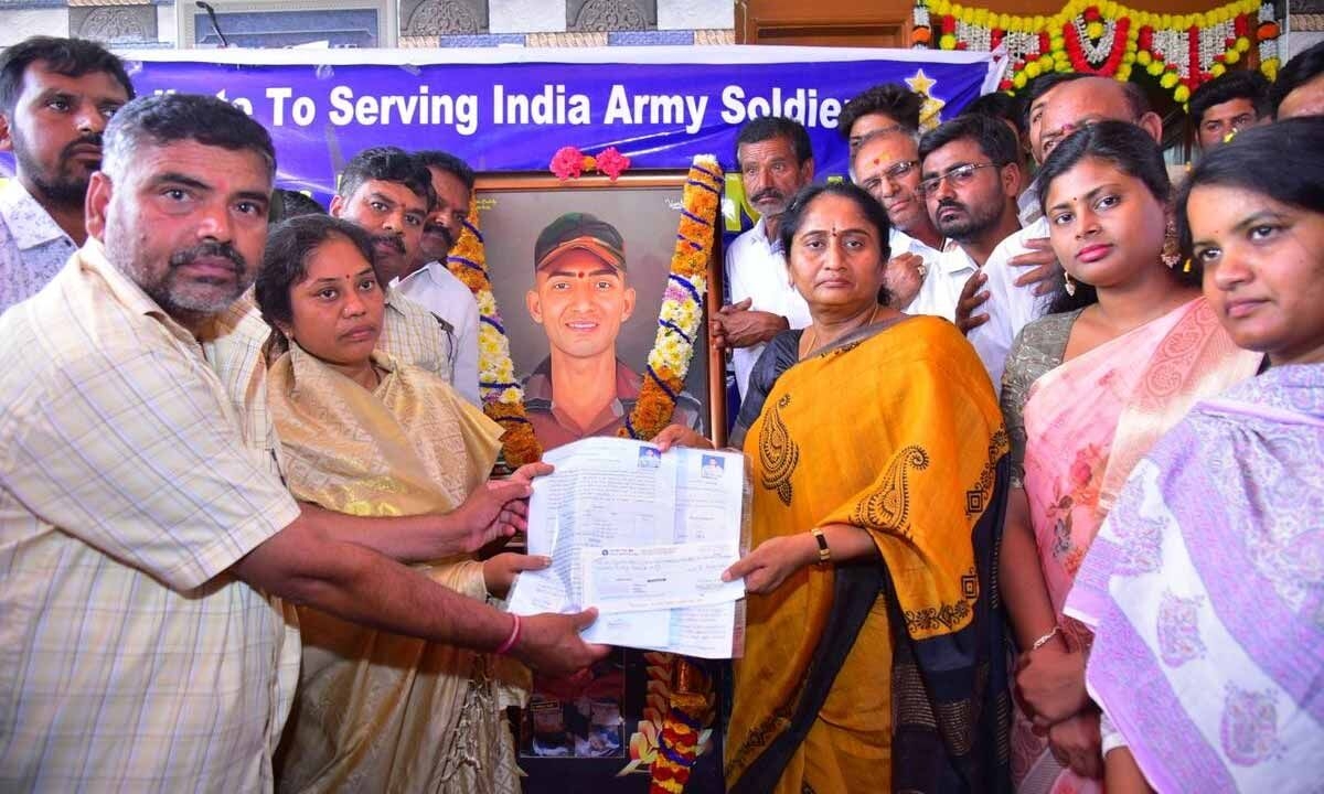 State Govt extends Rs 50L support to martyr Murali Nayak's family