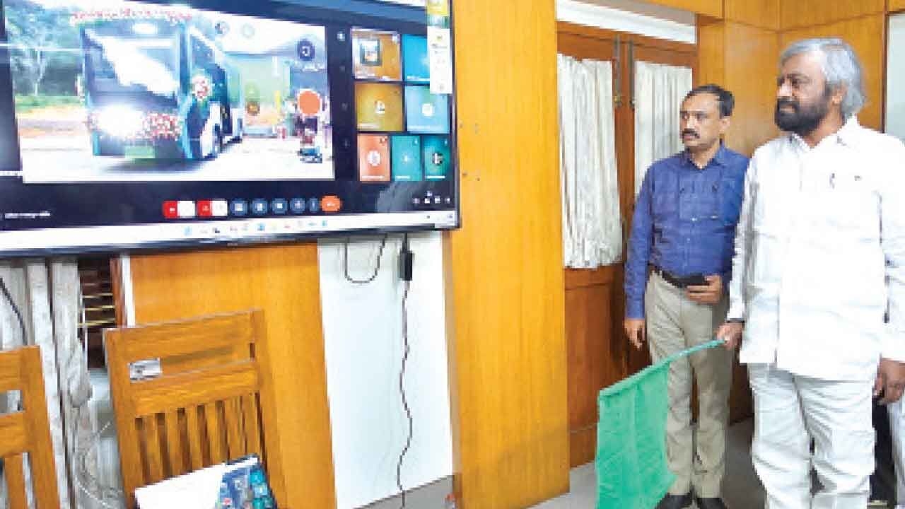 India's first electric safari bus launched at Bannerghatta: Minister