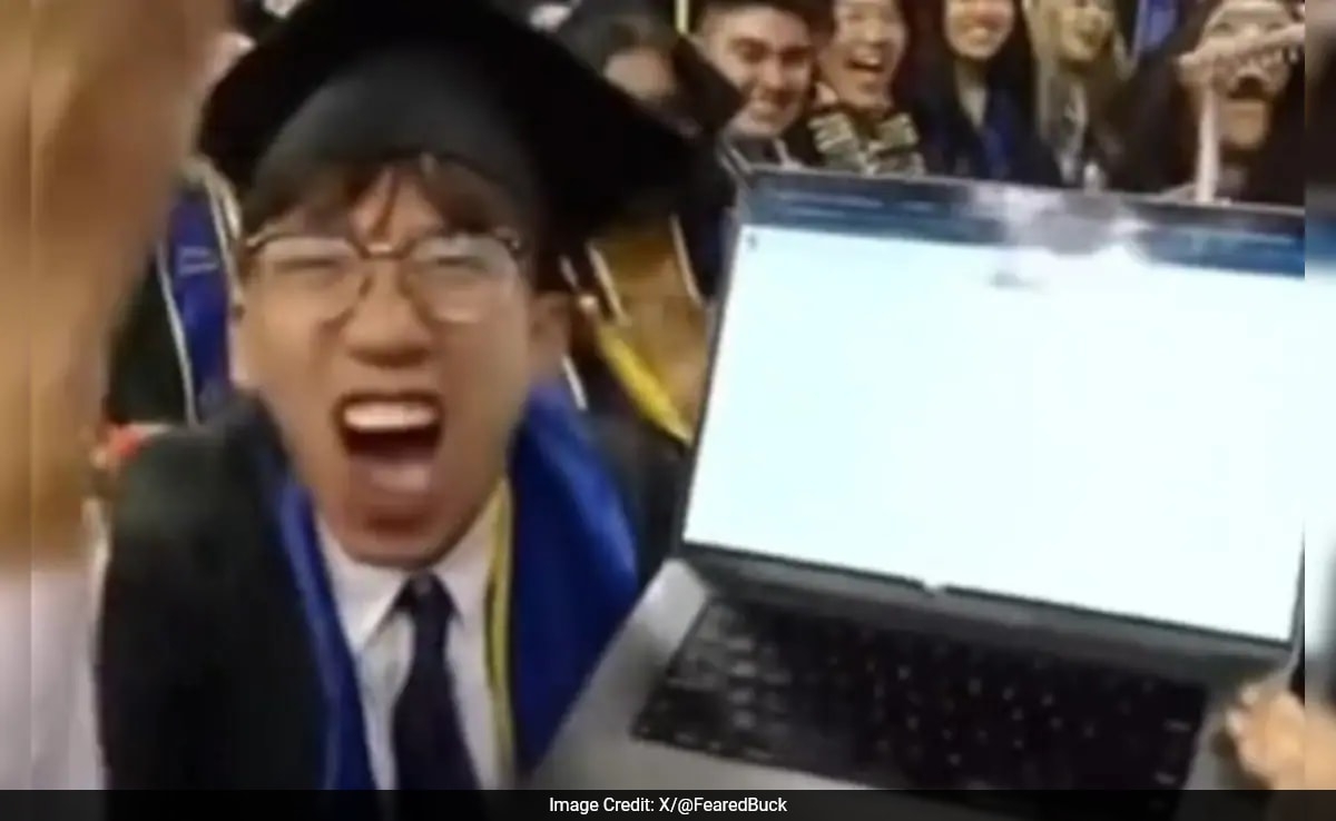 Student Flaunts Use Of ChatGPT At Graduation Ceremony, Faces Backlash: "Next-Level Foolish"