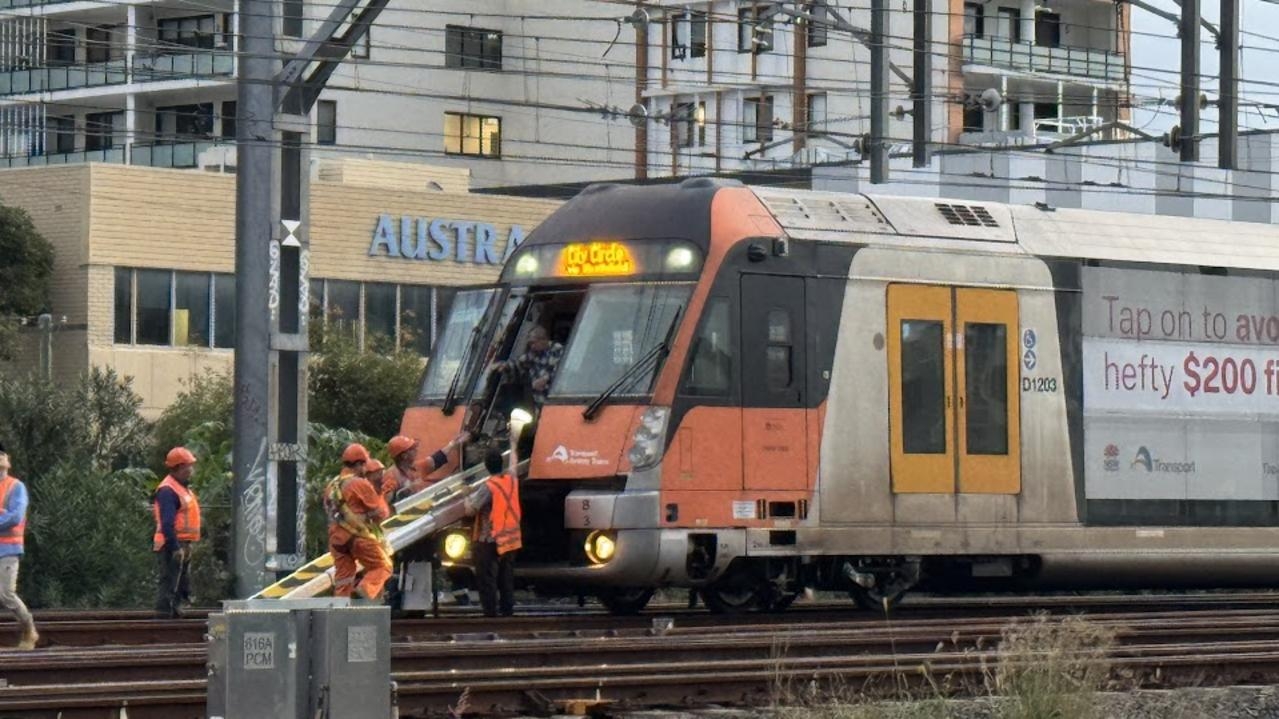 Thousands affected as power outage trigger enormous train delays in Sydney