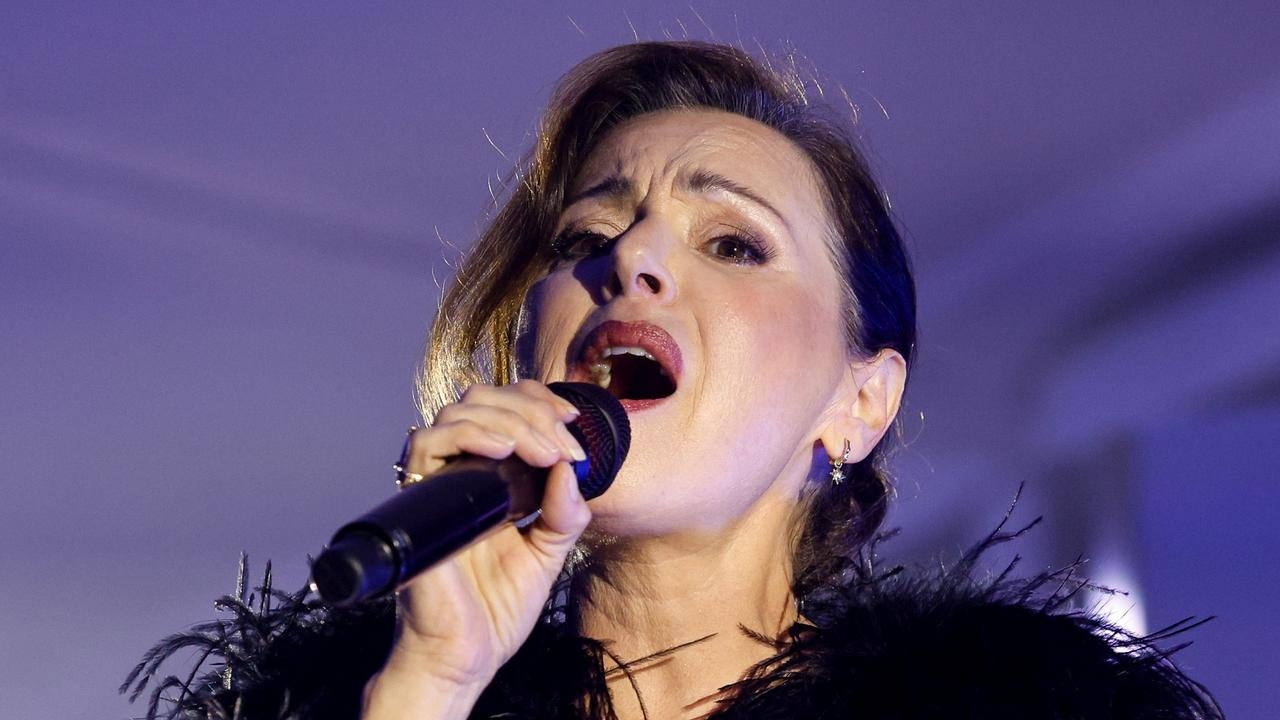Tina Arena berates fans for daring to use the bathroom during chaotic live show