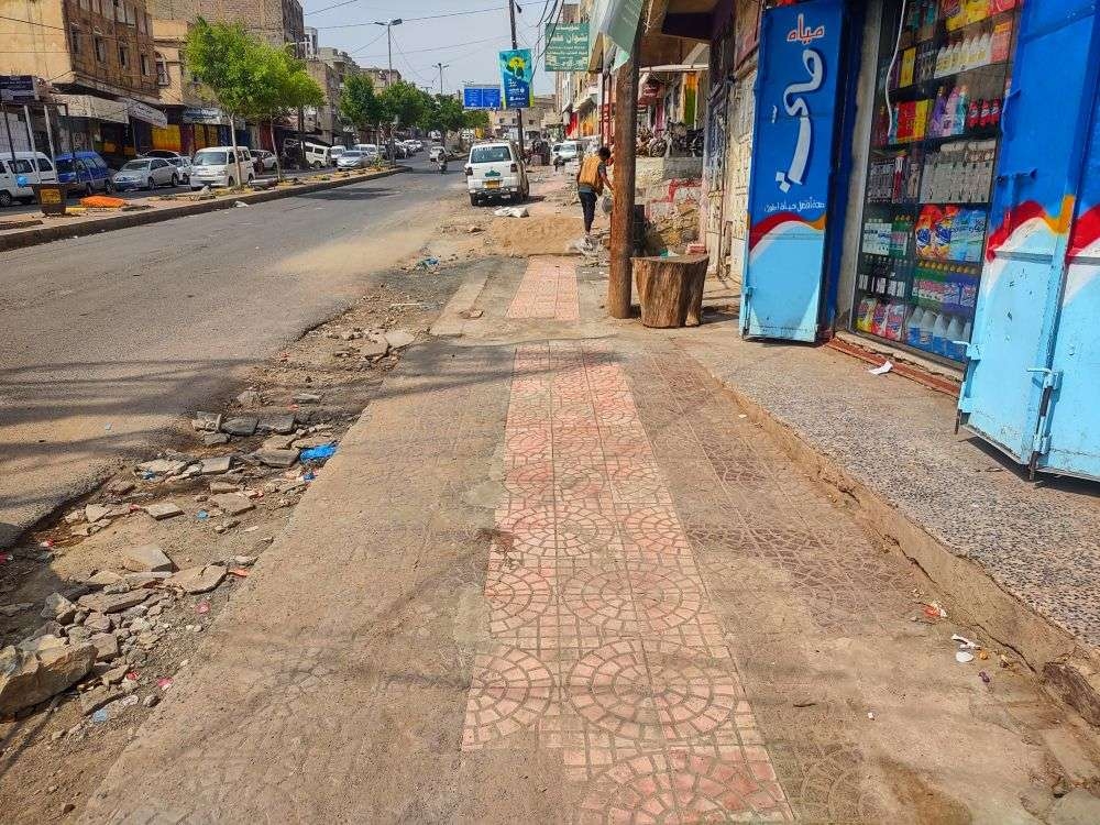 عقب تعرض المقاول لانتقادات حادة.. إصلاح أهم شارع في تعز