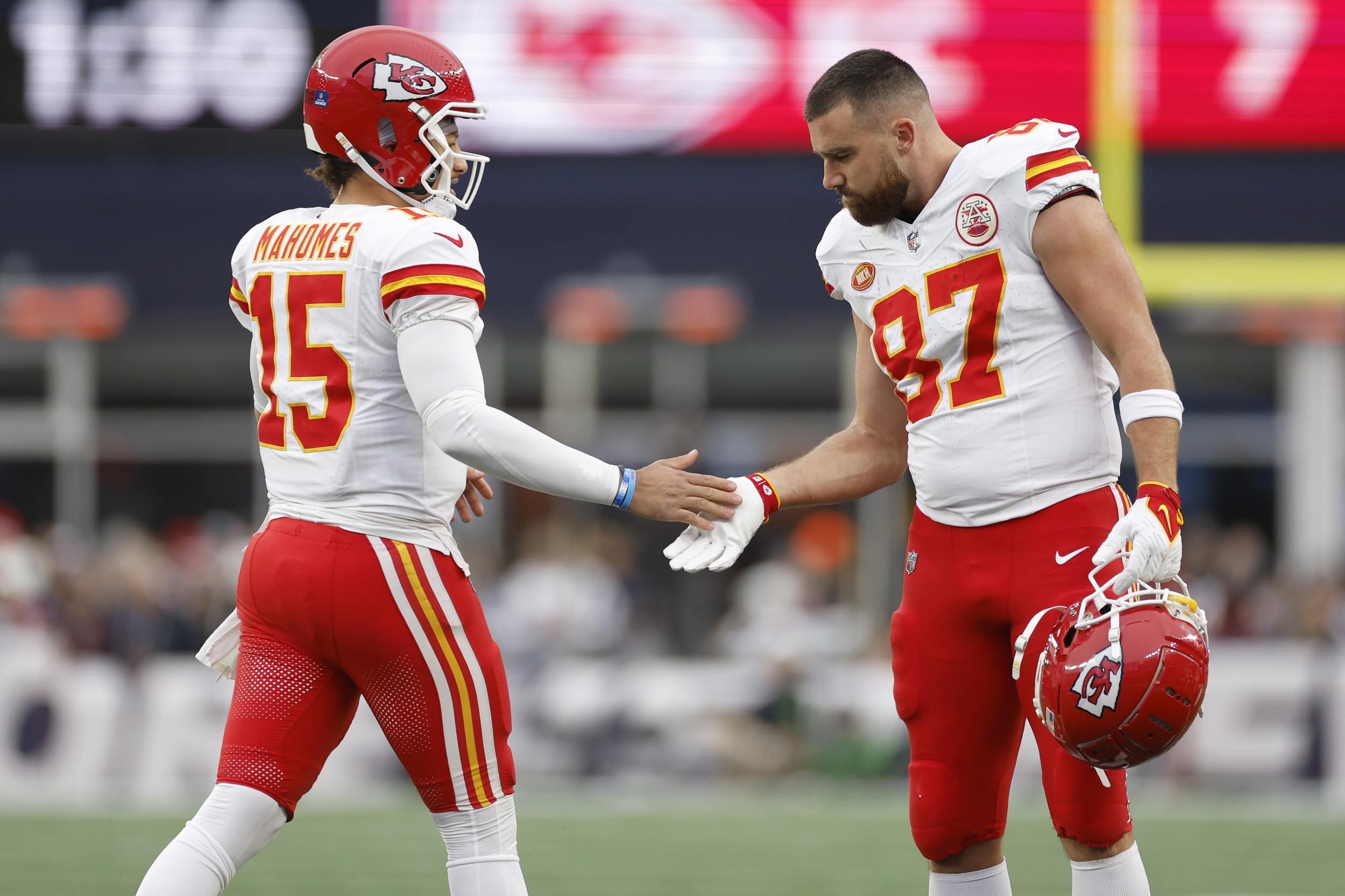 Chiefs' Patrick Mahomes Sends Clear Travis Kelce Message