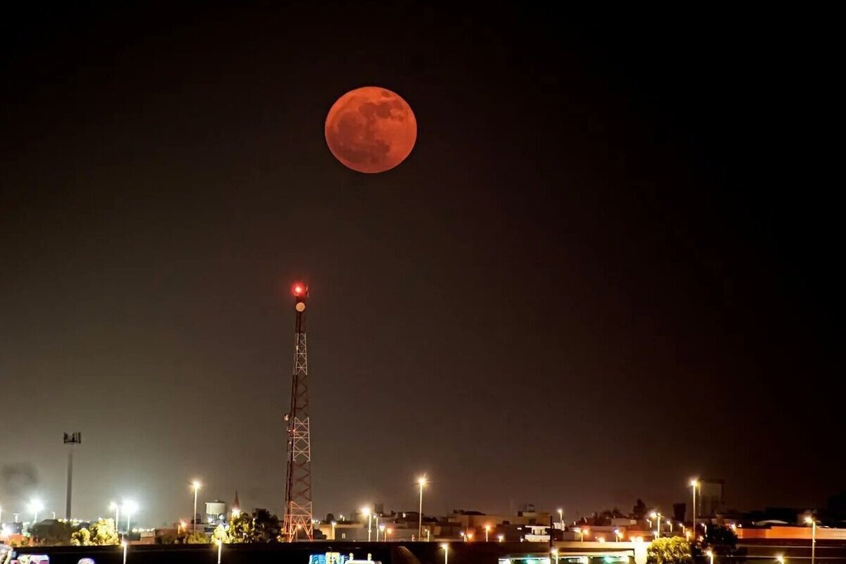 Strawberry Moon shines over Saudi Arabia's Northern Borders Region, occurring once every 18.6 years