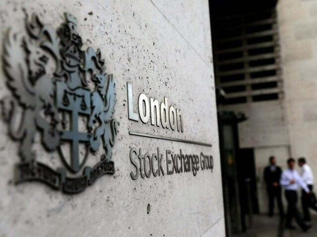 London stocks fall as BoE keeps rates on hold