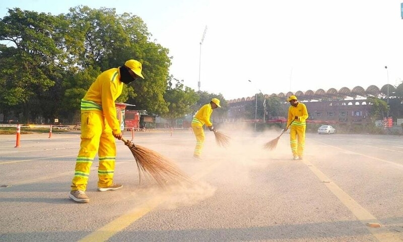 CM Maryam rewards sanitation workers in Chiniot