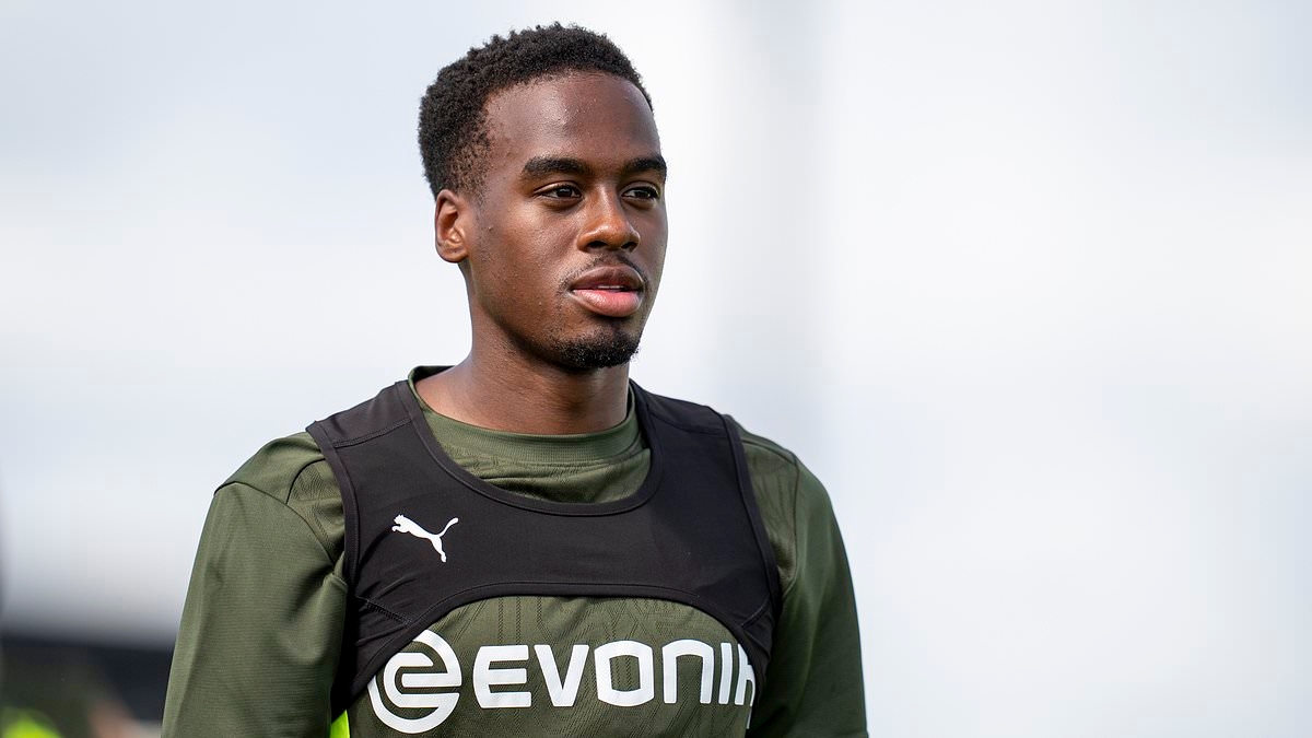 Borussia Dortmund chief reveals 'conversations' over Jamie Gittens' future amid Chelsea interest
