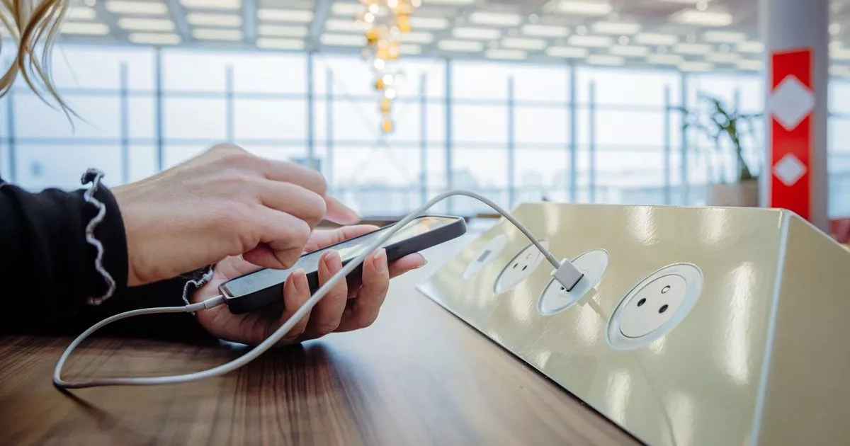 Experts warn fliers 'never' charge phone at the airport