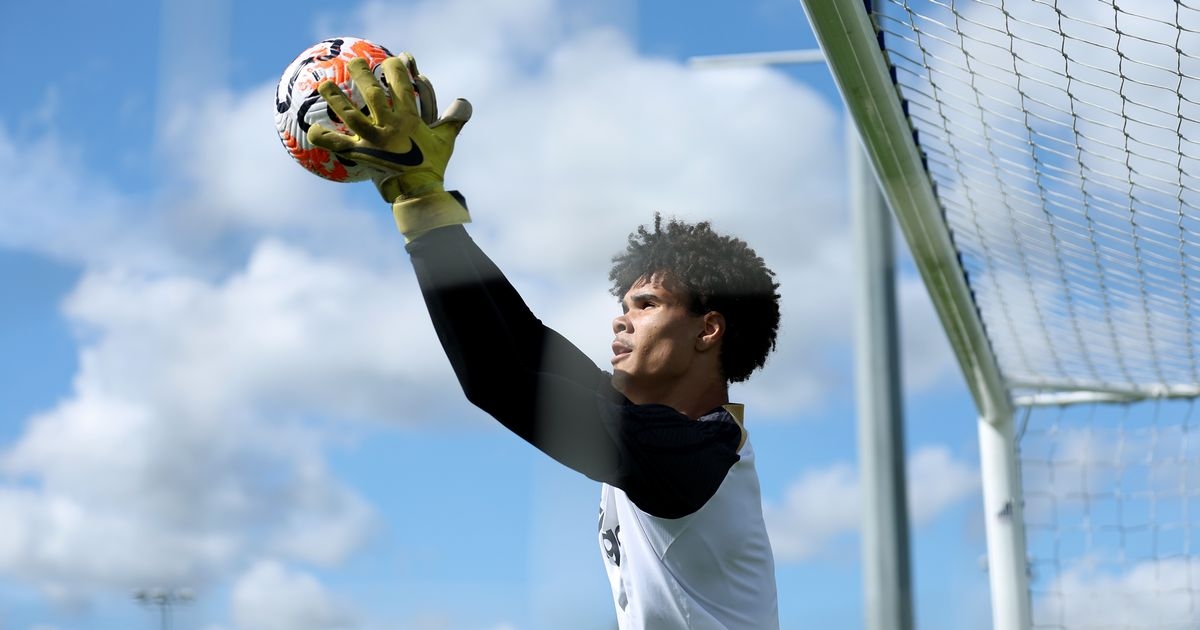 Crystal Palace hold transfer talks with Chelsea goalkeeper ahead of Blues exit