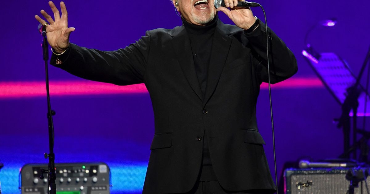Tom Jones says he 'nearly' fainted singing this one iconic song
