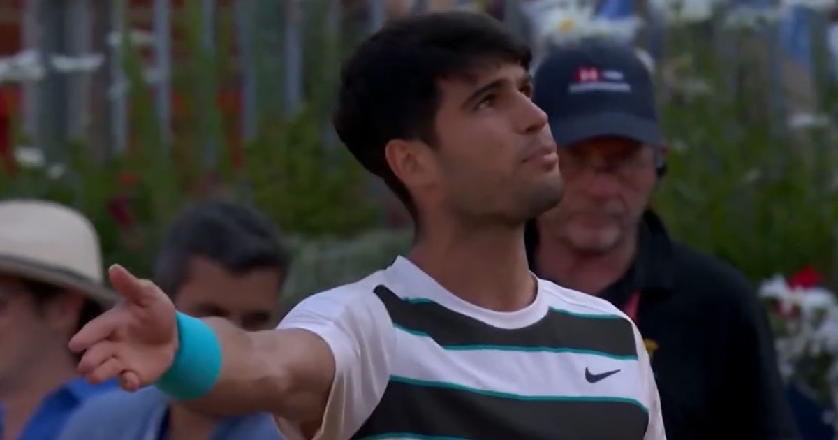 'Irate' Carlos Alcaraz confronts Queen's umpire as commentator shocked by rant