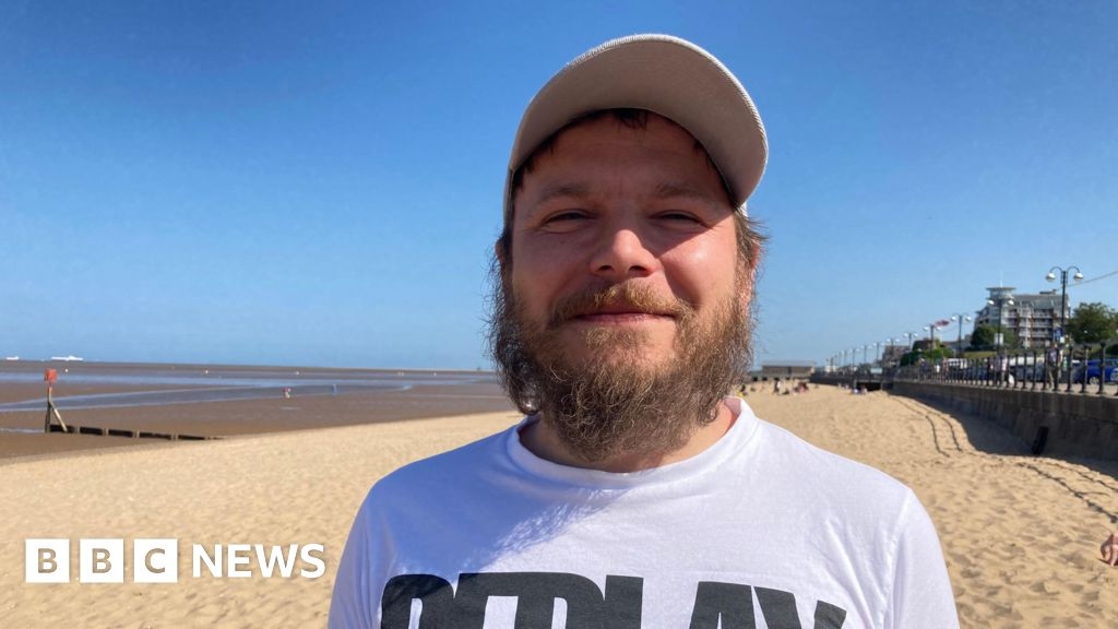 Cleethorpes beachgoers share thoughts on smoking ban