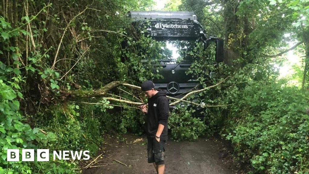 Frustration as lorries get stuck down Cornish lane again