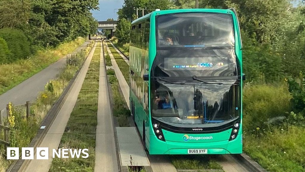Cambridgeshire guided busway safety fence gets go-ahead