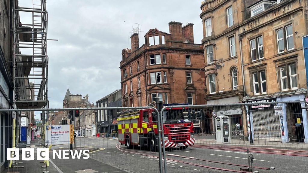 Brave firefighters 'saved many lives' in Perth tenement blaze