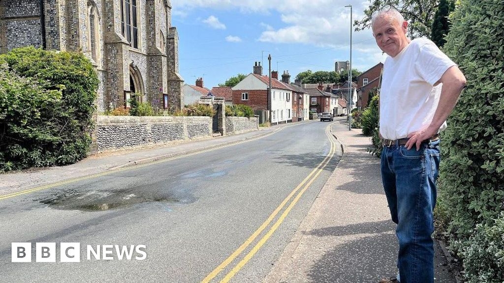 Residents fear water leak leaves North Walsham road 'dangerous'