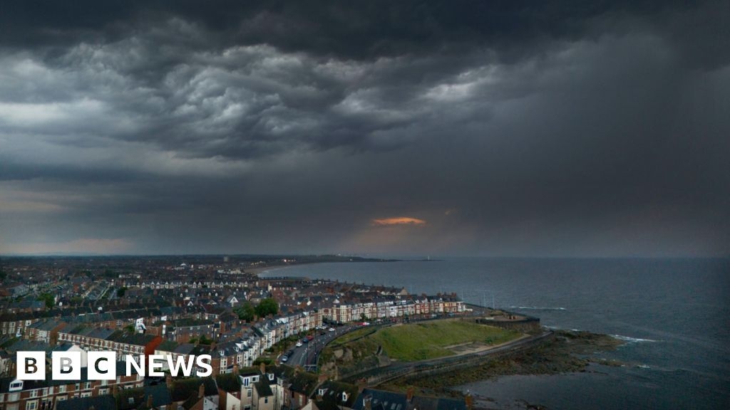 Heatwave eases as rainy weather blows in across parts of UK