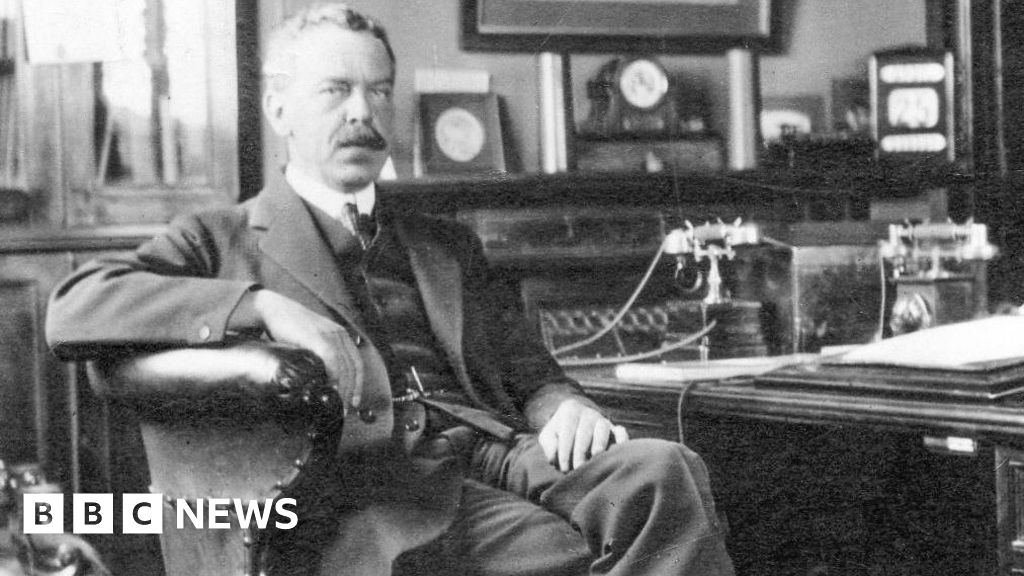 Plaque unveiled at Doncaster Station for Flying Scotsman creator