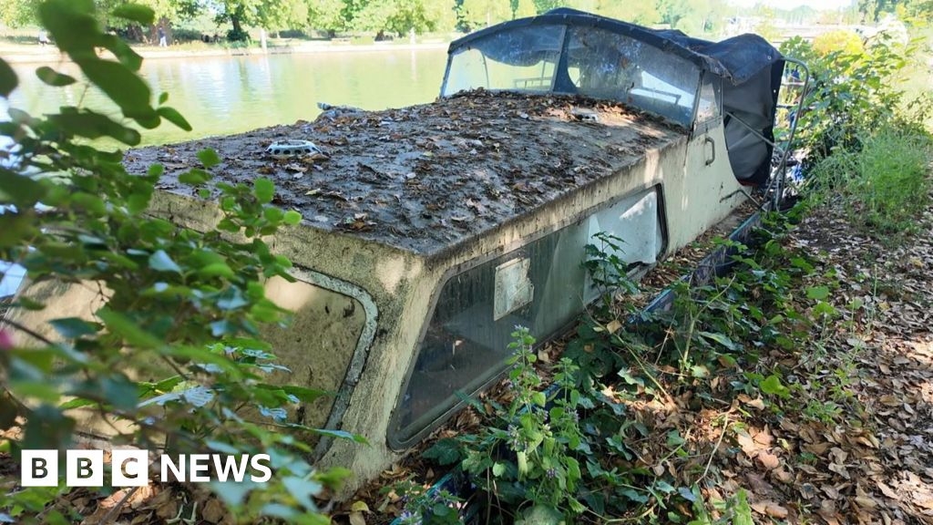 Oxfordshire canals' abandoned boats must be dealt, MP says