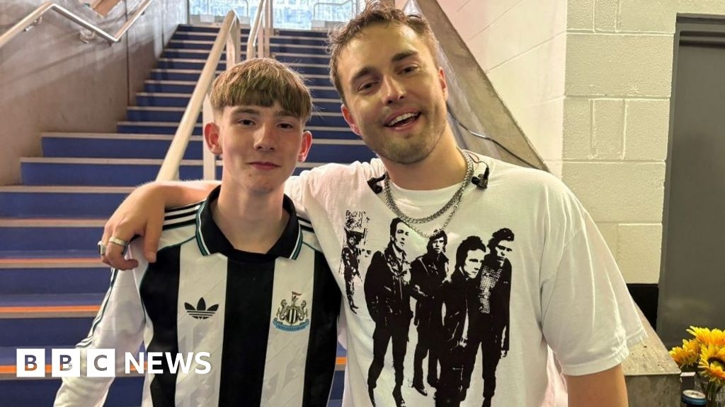Sam Fender Newcastle concert: Young busker plays at St James' Park