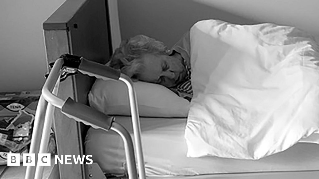 'I took photos of my mum's dementia decline to show our long goodbye'