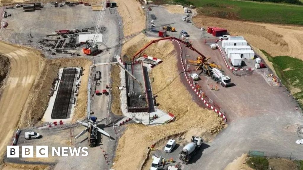 Stretch of A417 in Gloucestershire closed due overrunning works