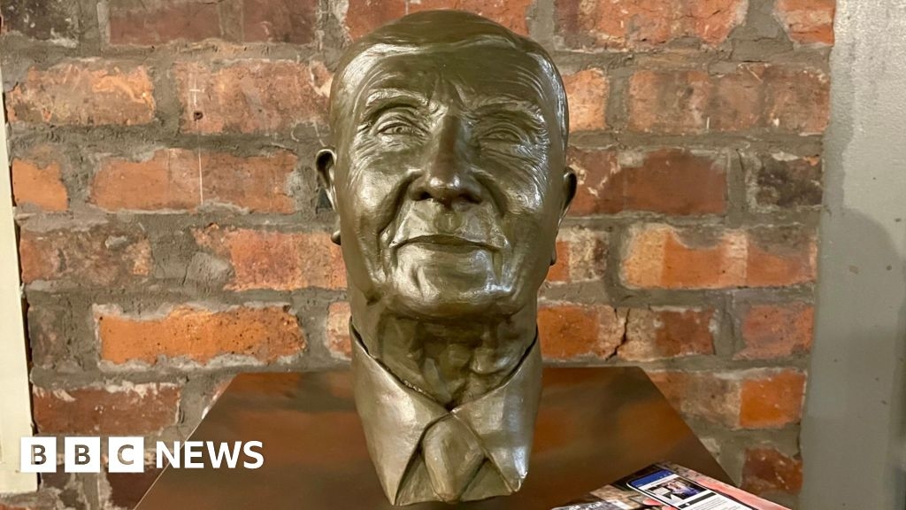 Bust of Sheffield's 'last little mester' Stan Shaw unveiled