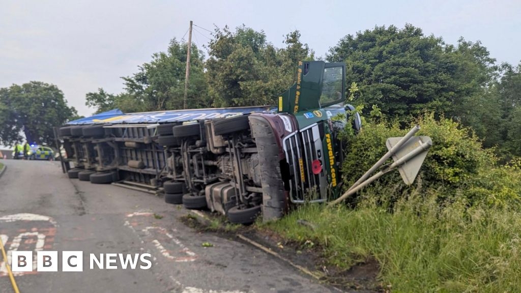 Road closed 'for some time' after lorry overturns in Nottinghamshire