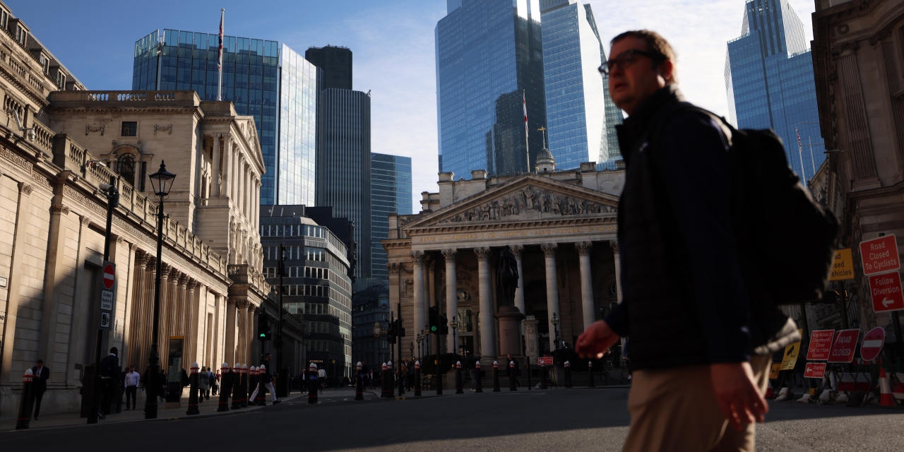 Bank of England Mirrors Fed and Stands Pat