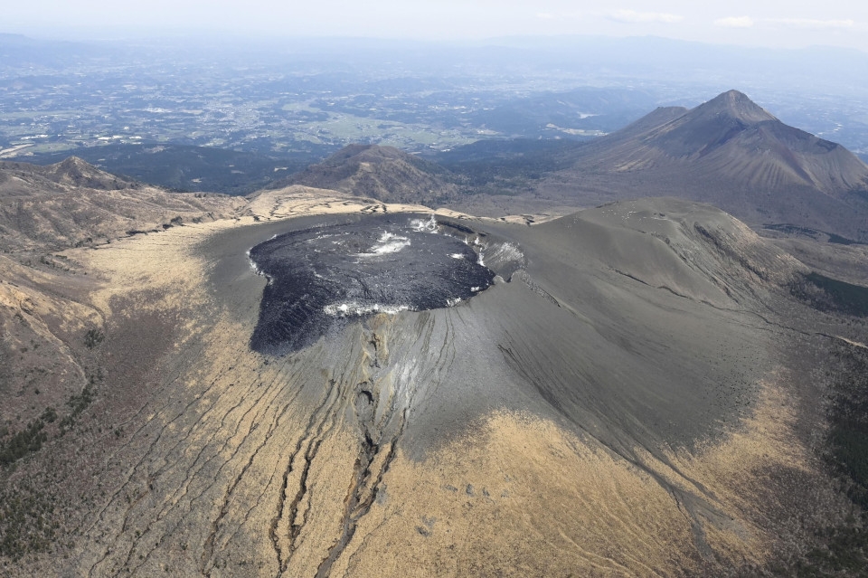 Mt. Shinmoe in southwestern Japan erupts, alert level maintained