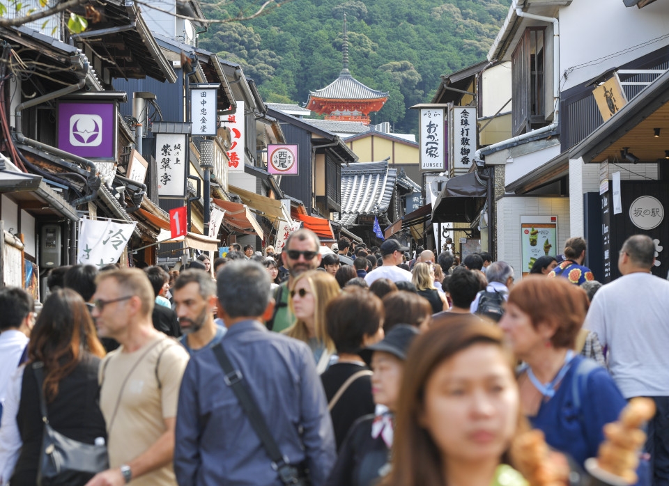 Visitors satisfied with Kyoto sightseeing experience despite the crowds