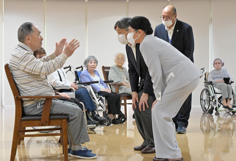 Japan imperial couple visit Hiroshima A-bomb survivors nursing home