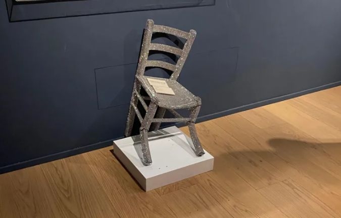 WATCH: Grand collapse at the museum - tourist sits on a priceless crystal chair and breaks it!