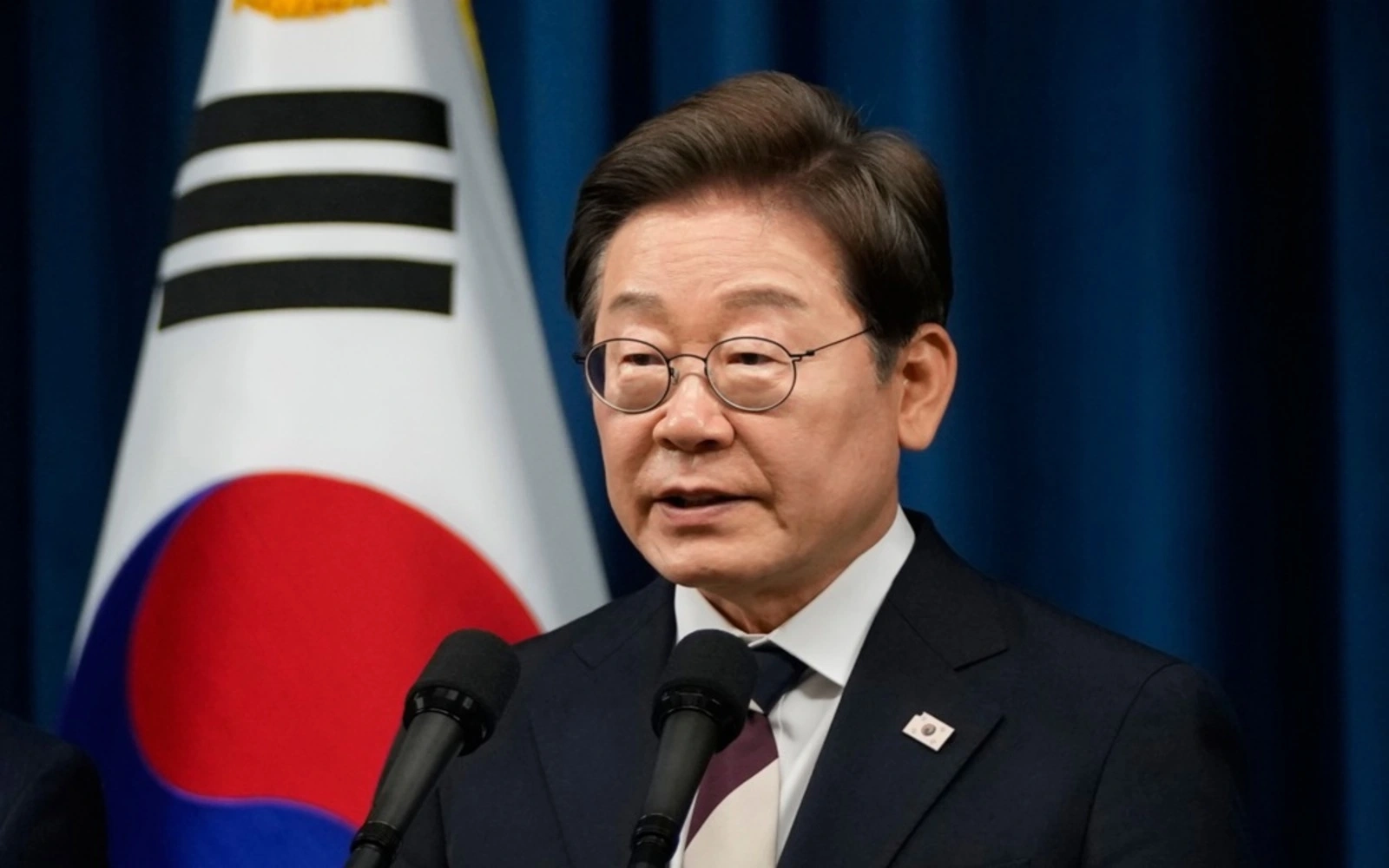 South Korea's Lee pledges trade support in meeting with top conglomerates