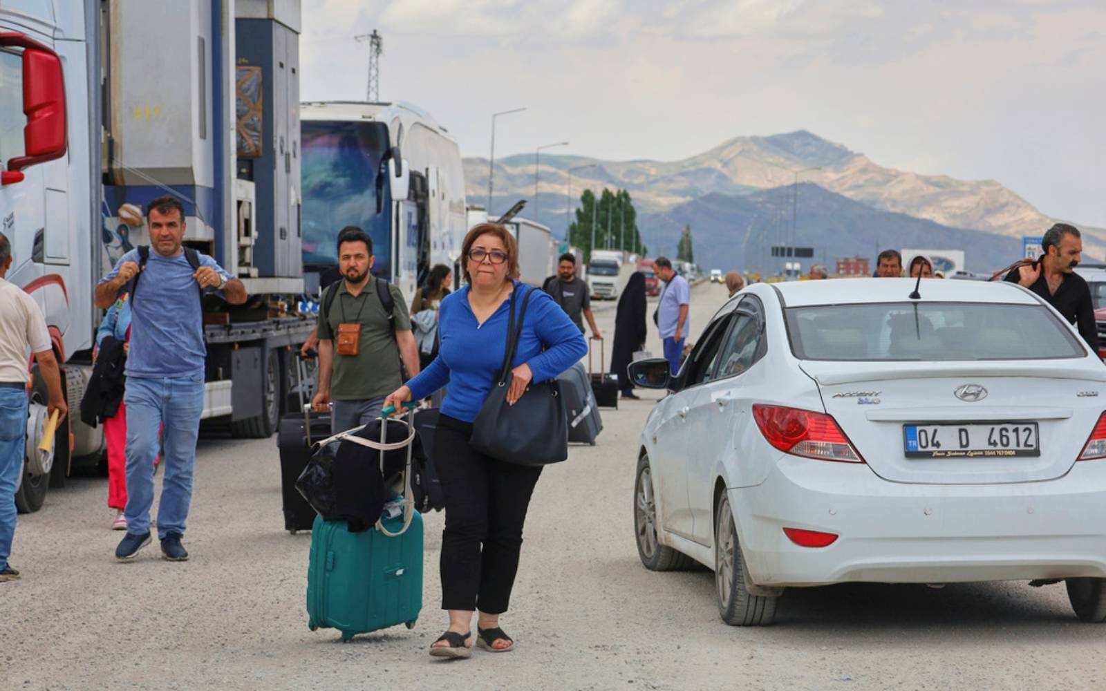 China evacuates 1,600 from Iran and hundreds from Israel, warns of border congestion