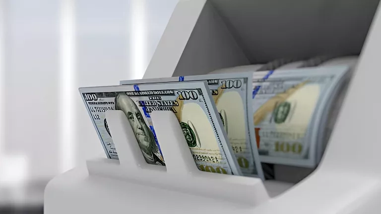 في أول رد فعل للضربة الأمريكية.. خروج الأجانب يشعل سعر الدولار اليوم