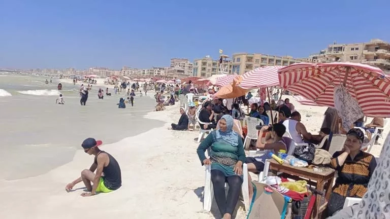 إغلاق شاطئين والمصايف تناشد الزوار.. ماذا يحدث بالإسكندرية؟