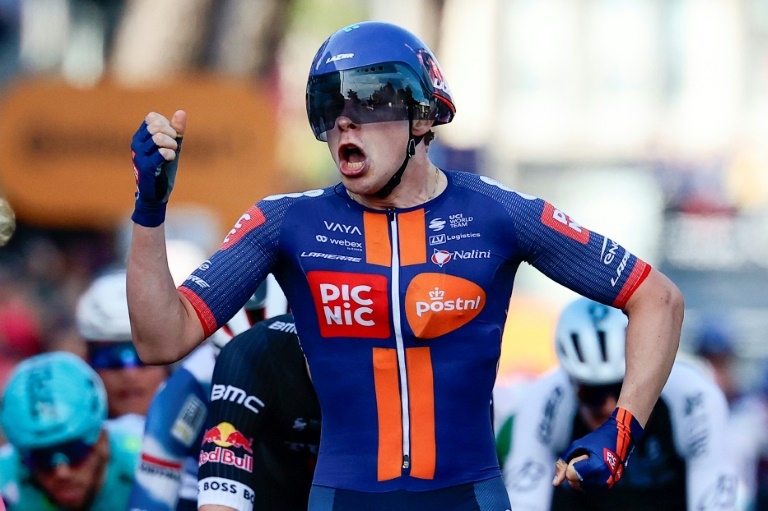 Dutch rider van Uden springs surprise to win Giro sprint