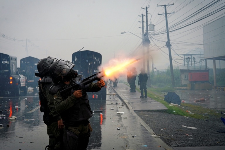Panama cuts internet, cell phones in restive province