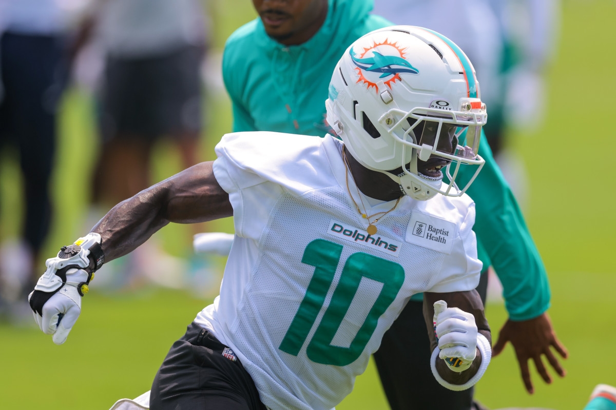 Dolphins' Tyreek Hills Runs a 10.15 100 Meter Dash in Social Media Post