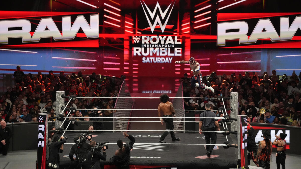 Popular WWE Superstar Suffers Serious Injury During 'Raw' Match