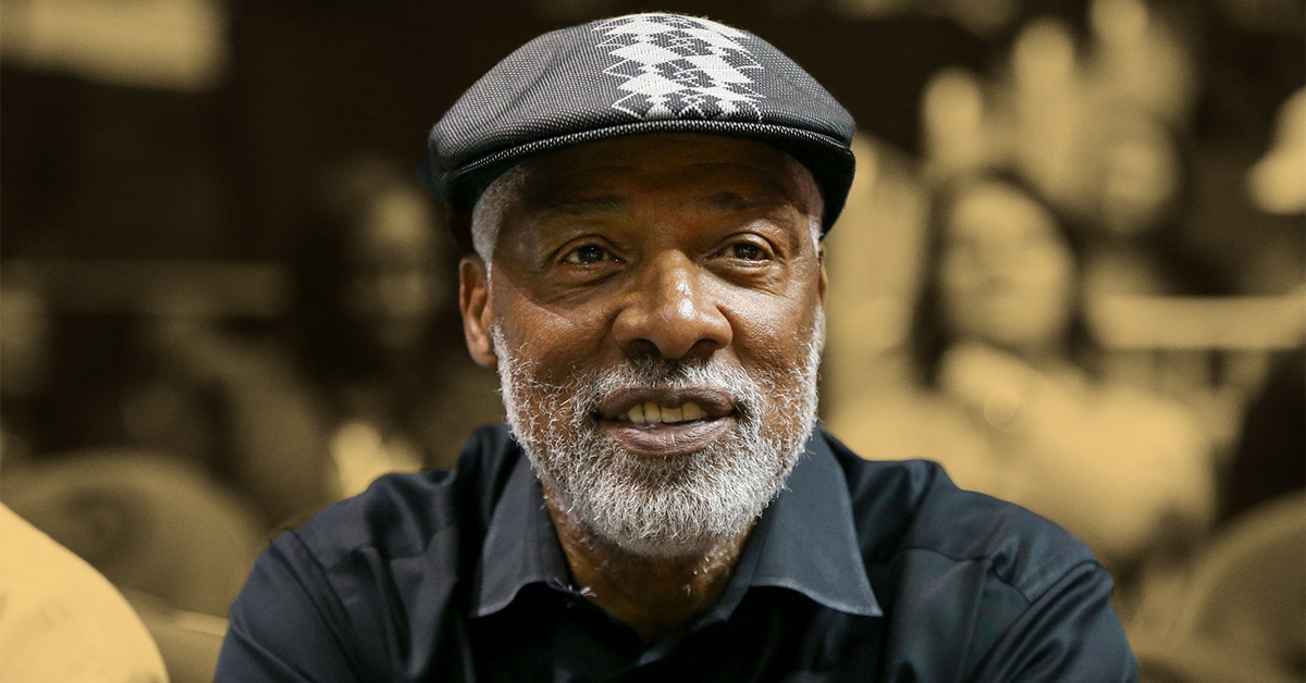 Julius Erving viewed the 1995-96 Bulls as more than just a great team: "They've been giving the fans of the basketball world a glimpse of the future"