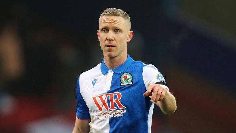 Midfielder Forshaw signs new Blackburn deal