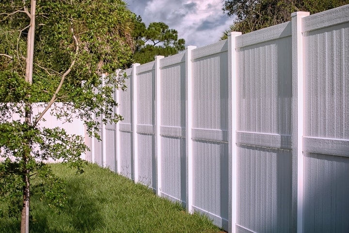 39-Year-Old Says Neighbor 'Went Nuts' After Survey Reveals She Owns 5 Feet Less Land — Then She Built A Fence And Screams 'Stay Away!'
