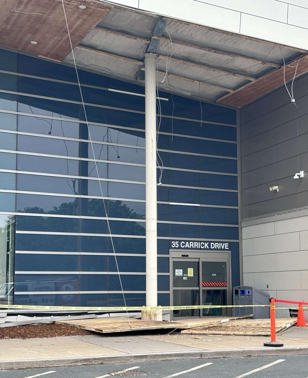 Outdoor ceiling collapses at Paul Reynolds Centre, forcing closure